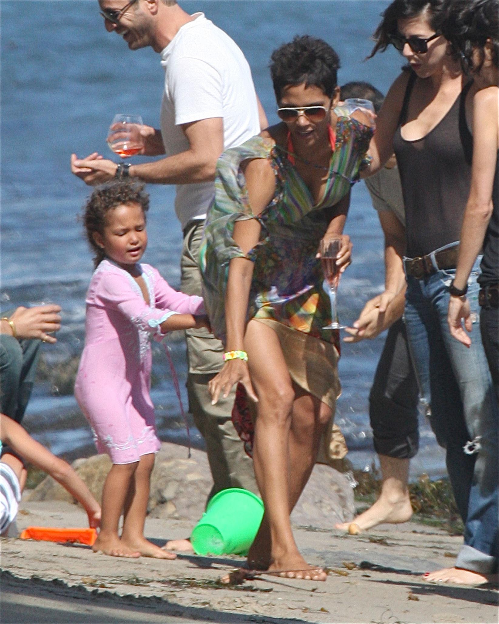 Halle Berry spends her 45th birthday on Malibu Beach photos | Picture 59777